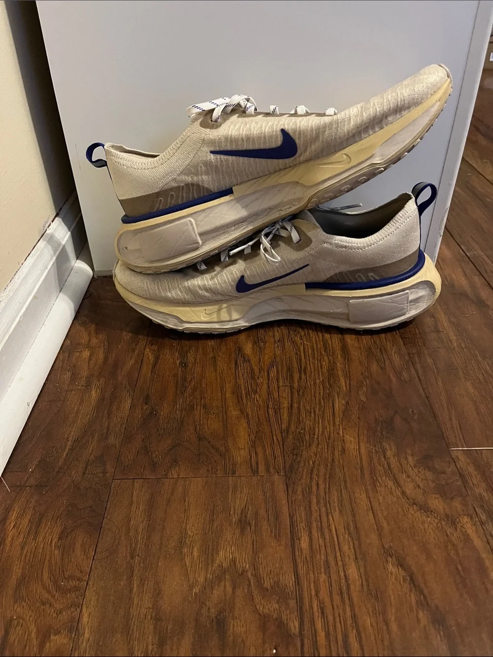 Nike Mens Running Invincible 3 Sneakers - Cream Upper with Blue Swoosh